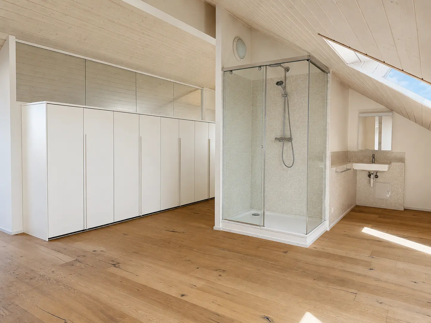 Douche et WC separes a la galerie