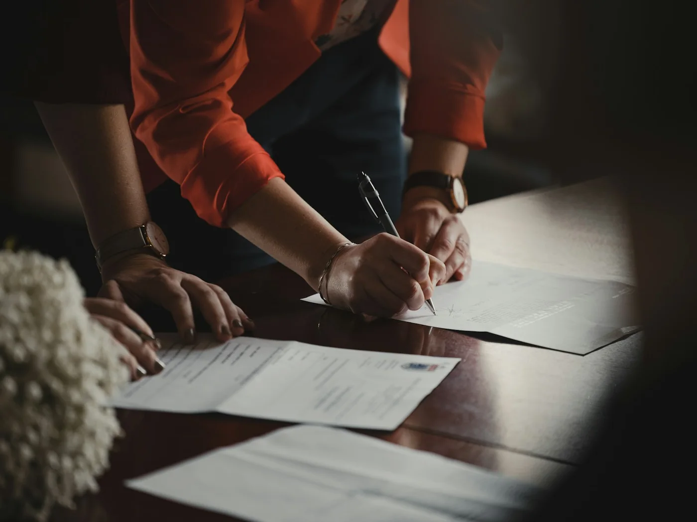 Mains signant des documents lors d un rendez-vous de conseil