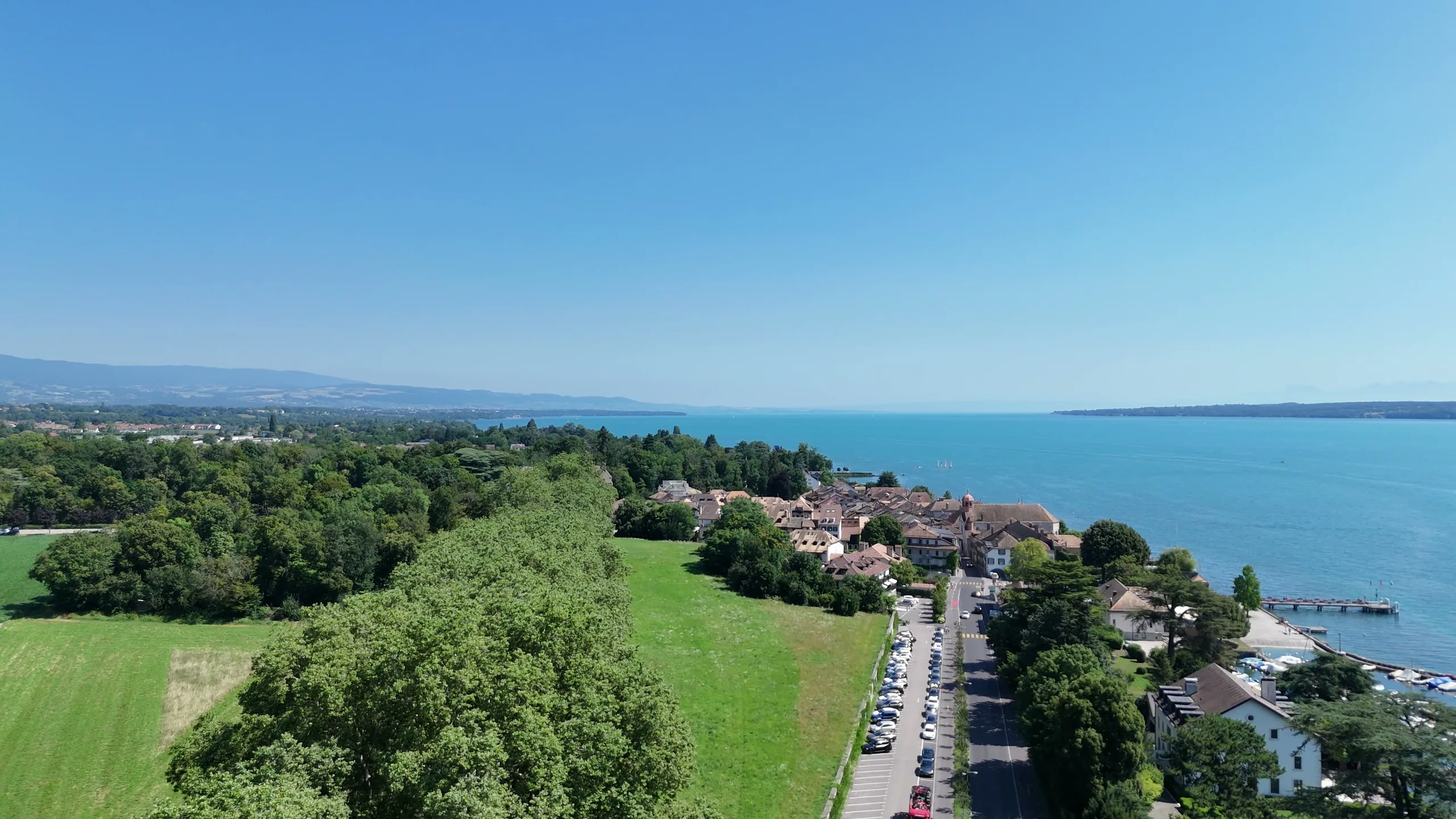 Vue aerienne de La Cote vaudoise, village et lac Leman