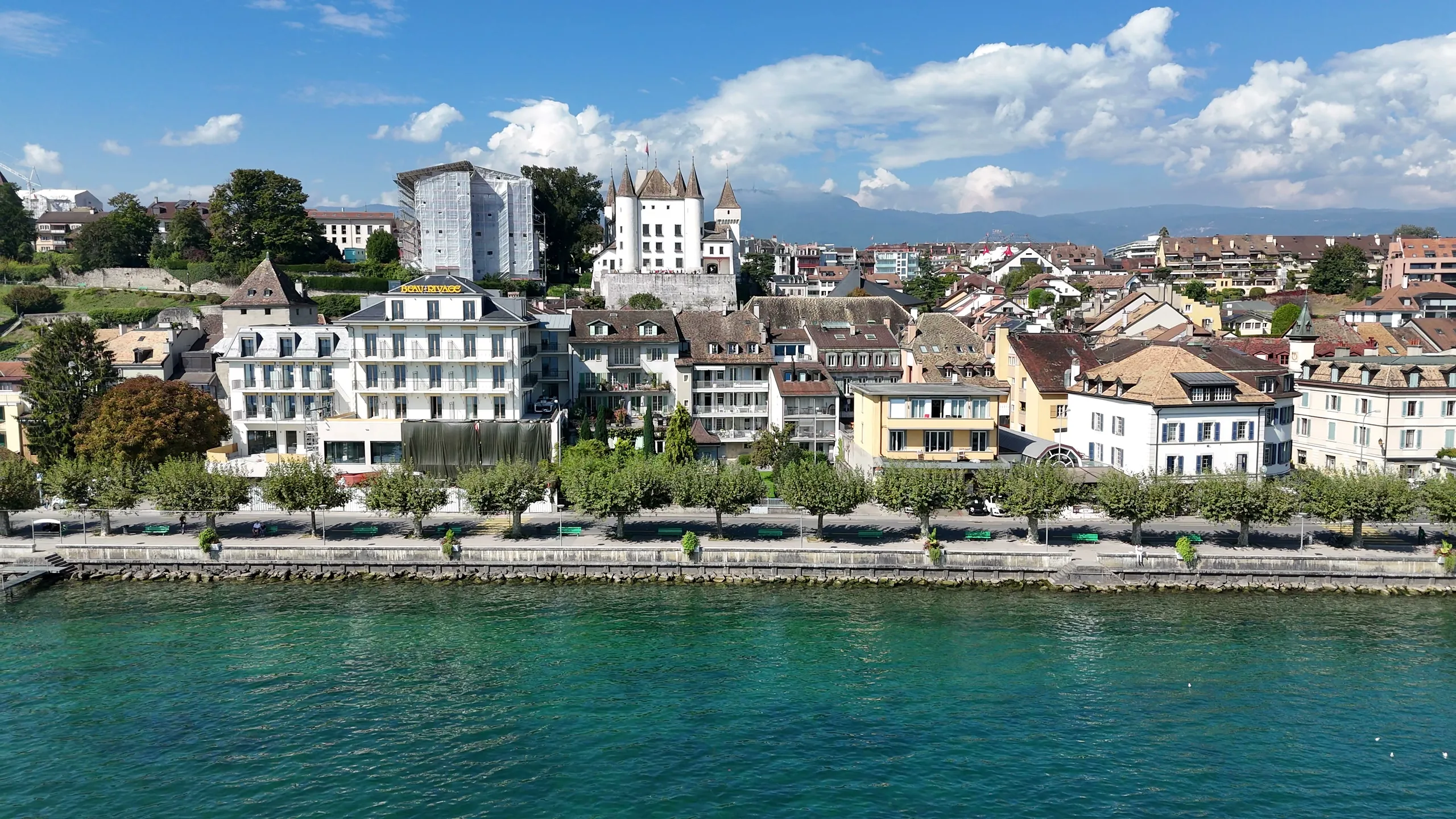 Front de lac a Nyon avec immeubles residentiels